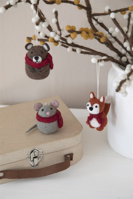 En Gry & Sif round brown bear with scarf