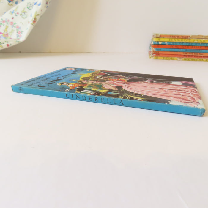 VINTAGE Ladybird book - Cinderella (1971)