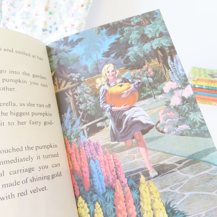 VINTAGE Ladybird book - Cinderella (1971)