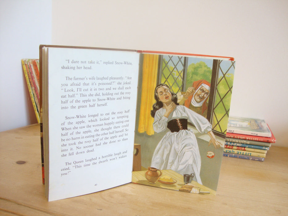 VINTAGE Ladybird book - series 606D Snow-White and the Seven Dwarfs