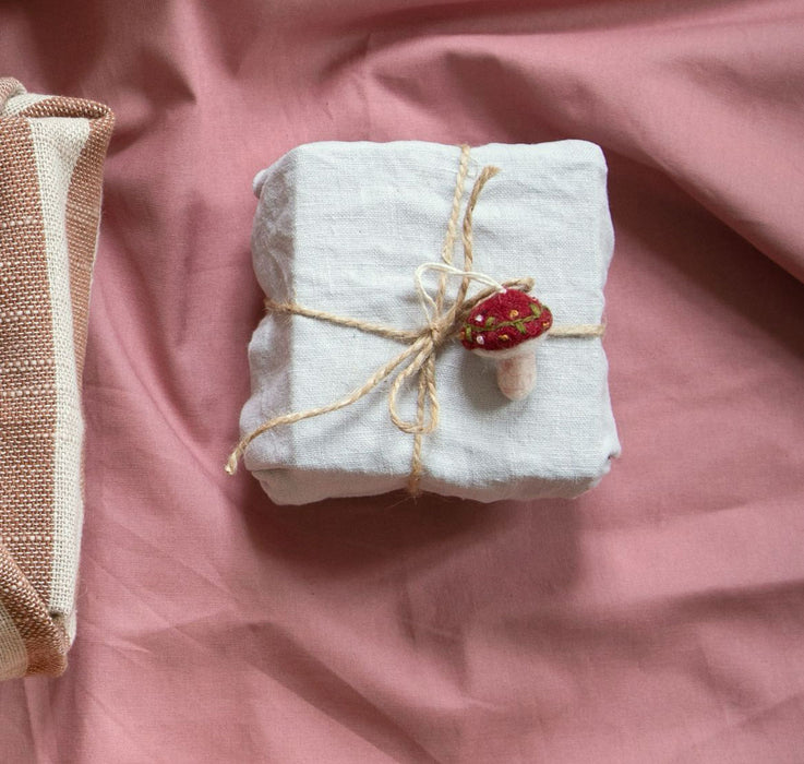 En Gry & Sif embroidered toadstool (9cm)