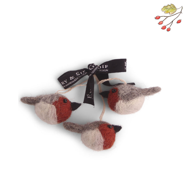 En Gry & Sif - three tiny robins