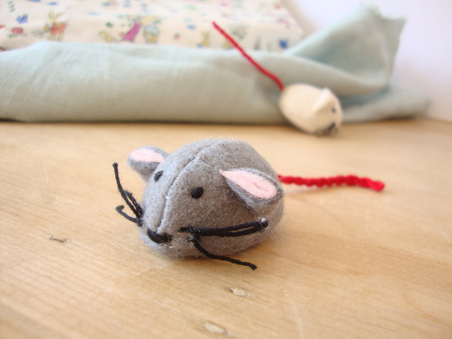 Handmade little felt mouse - grey